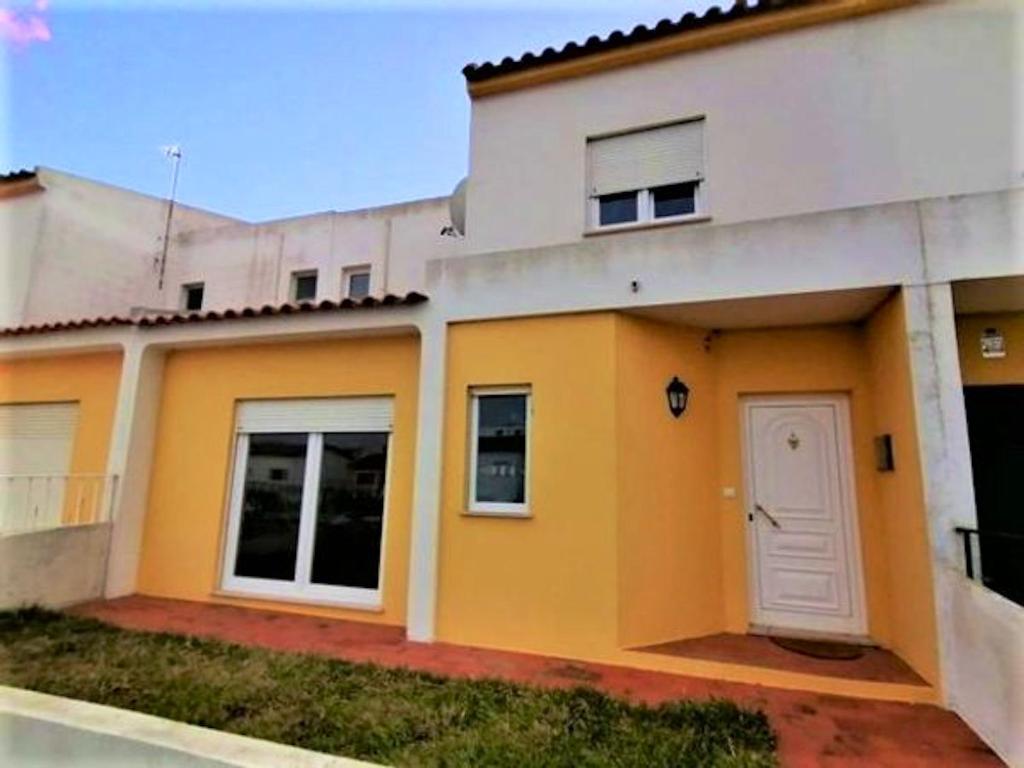 3 bedrooms house at Atouguia da Baleia 400 m away from the beach with enclosed garden and wifi Rua Imaculado Coração de Maria 8 Leiria, 2525-351 Atouguia da Baleia