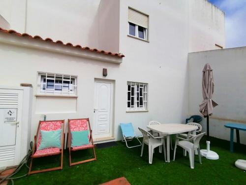 3 bedrooms house at Atouguia da Baleia 400 m away from the beach with enclosed garden and wifi
