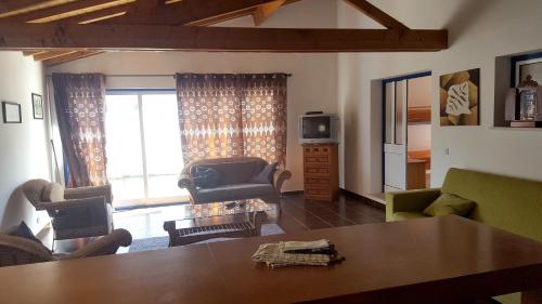 3 bedrooms house with shared pool and wifi at Burinhosa Pataias 5 km away from the beach