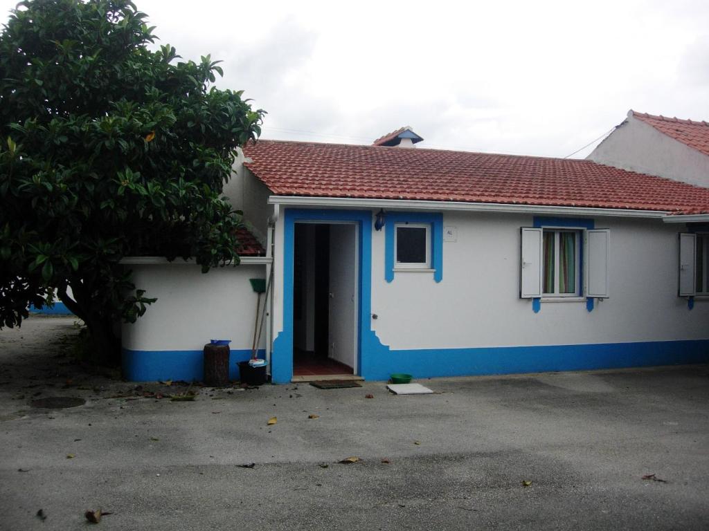 3 bedrooms house with shared pool enclosed garden and wifi at Pataias R. Rainha Santa Isabel,  1, 2445-421 Pataias