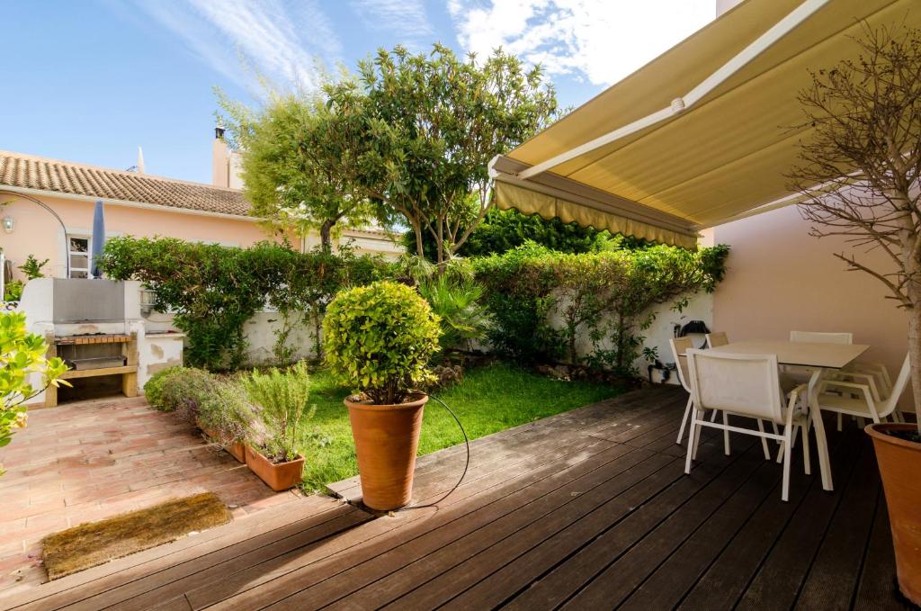 Maison de vacances 3 bedrooms house with shared pool enclosed garden and wifi at Vilamoura 3 km away from the beach R. do Brasil 44 Lot 3.6.1C/44 8125-406 Vilamoura