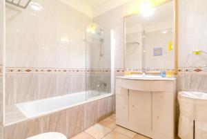 3 bedrooms house with shared pool enclosed garden and wifi at Vilamoura 3 km away from the beach