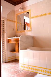 3 bedrooms house with shared pool garden and wifi at Porto de Mos