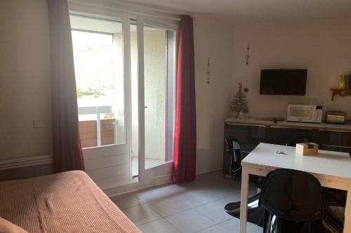 33m top floor flat - next to the sloap in a nice residence #AH8