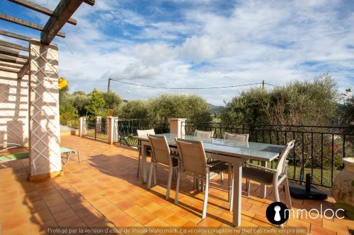 4 bedroom house with air conditioning and garden