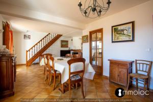 4 bedroom house with air conditioning and garden