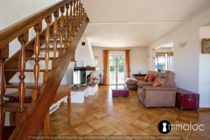 4 bedroom house with air conditioning and garden