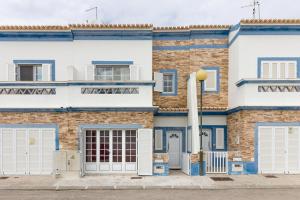 4 bedroom villa wi-fi and shared pool by ALGARVEMANTA