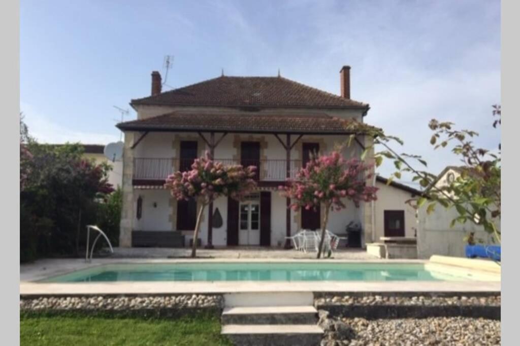 Maison de vacances 5-bedroom house with pool at edge of small village 4 Chemin du Temple 47260 Laparade