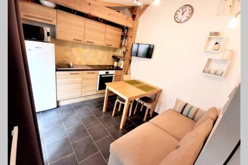 6 personnes, 2 studios indépendants avec terrasse.