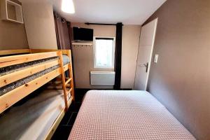 6 personnes, 2 studios indépendants avec terrasse.
