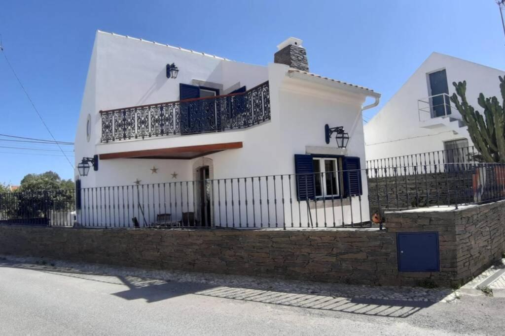 A Casa da Foz Moradia com vista mar Rua da Escola casais da Azoia n 1, 2400-165 Sesimbra