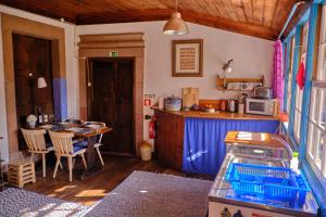 A Charming , Traditional Cottage at Quinta da Ribeira