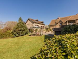 Maison de vacances A comfortable way to go back in time to find space tranquillity and nature  19230 Ségur-le-Château Limousin