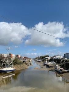 À côté du pont