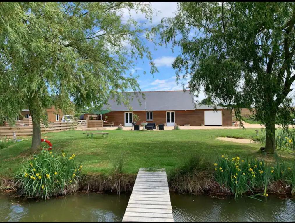 A luxury lakeside lodge for up to 12 lake side. 1 La Bruyère, 53190 Désertines