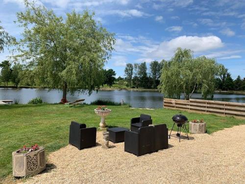 A luxury lakeside lodge for up to 12 lake side.