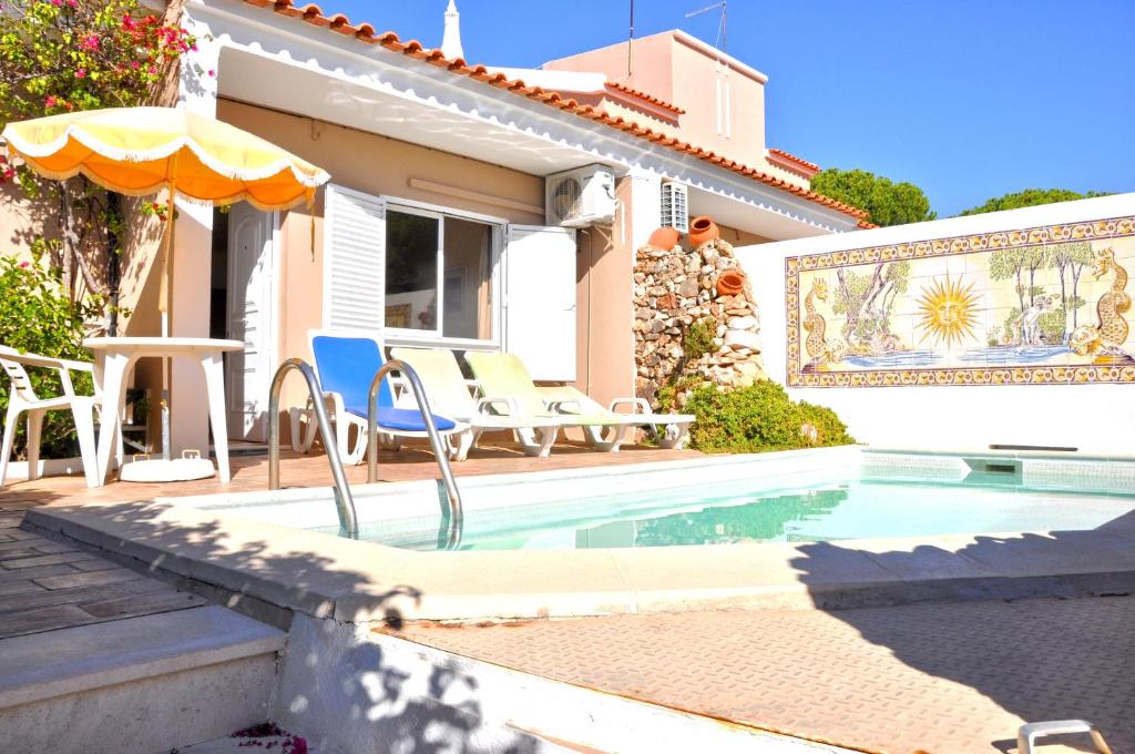 A modern, comfortable and well equipped linked villa with private pool and A/c Rua do Panamá, 8125-507 Quarteira