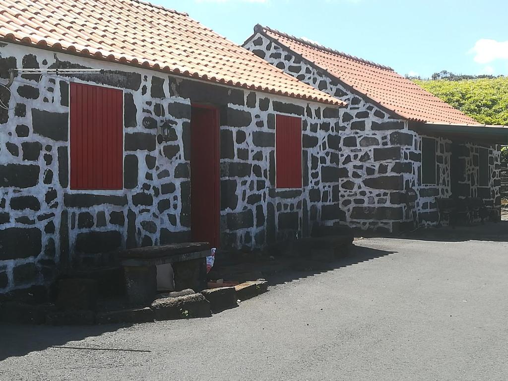 Adega dos Virgilios Rua da Barca, 9950-303 Madalena