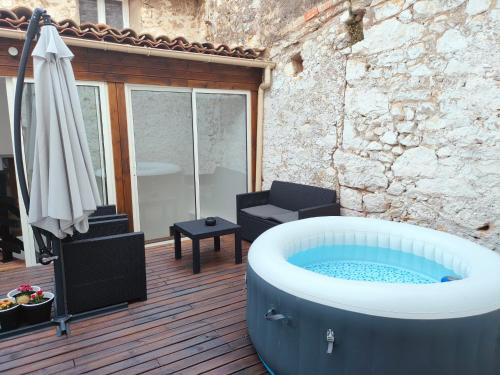 Agréable maison de ville avec spa et terrasse