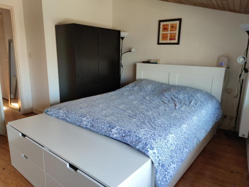 Agréable maison de ville climatisée avec billard, babyfoot, PS4, terrasse privée