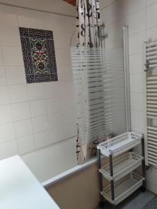 Agréable maison de ville climatisée avec billard, babyfoot, PS4, terrasse privée