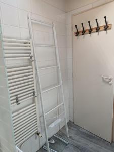 Agréable maison de ville climatisée avec billard, babyfoot, PS4, terrasse privée