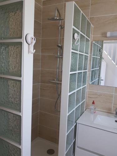 Agréable maison neuve, 5 personnes, piscine bois privée du 15 juin à mi-septembre