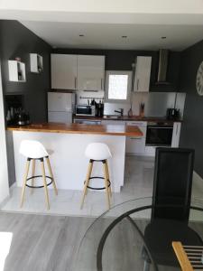 Agréable maison neuve, 5 personnes, piscine bois privée du 15 juin à mi-septembre