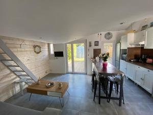 Agréable maison, plage à 400m, jardin, piscine et tennis