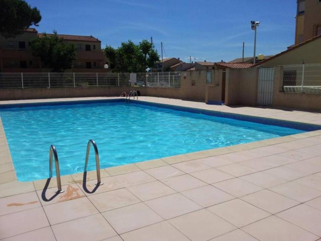 Maison de vacances AGREABLE VILLA DANS LA MARINA AVEC PISCINE res hameau du port 66750 Saint-Cyprien