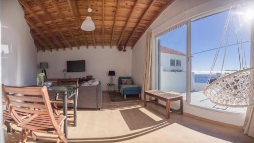 Água de Alto Terrace House