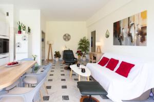 Air-Conditioned Apartment With Furnished Terrace & Parking Rated 3 Stars