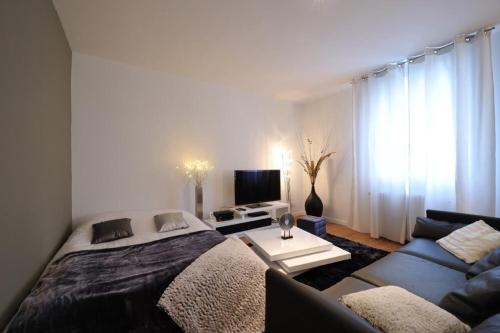 Air-Conditioned Furnished Townhouse With 2 Bedrooms