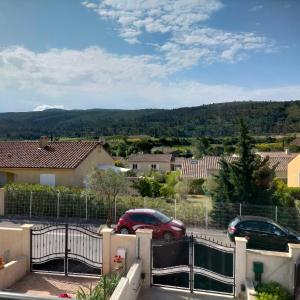 Alaric Lodge: gîte champêtre avec parking privé.