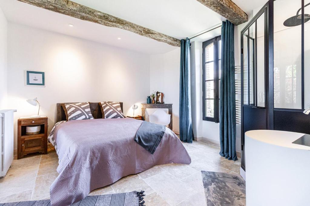 Alaric Lodge: gîte champêtre avec parking privé.