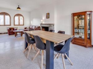 Maison de vacances Alluring Holiday Home in Estagel with Private Pool  66310 Estagel Languedoc-Roussillon