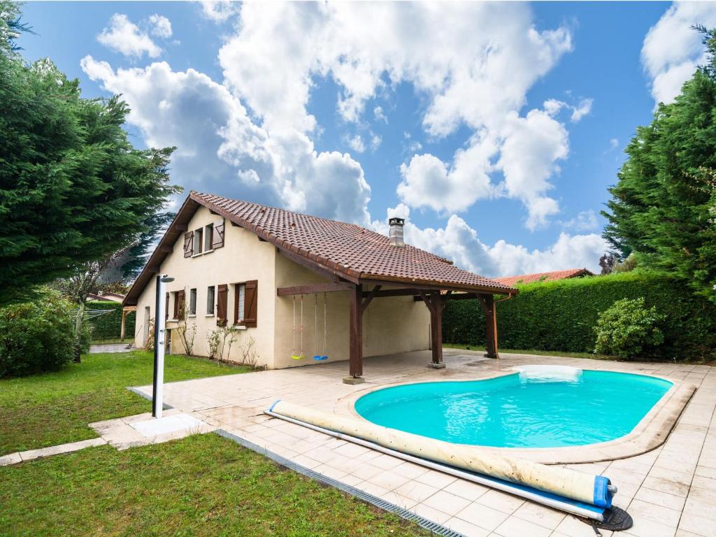 Maison de vacances Alluring holiday home in Ste Eulalie en Born with pool  40200 Sainte-Eulalie-en-Born
