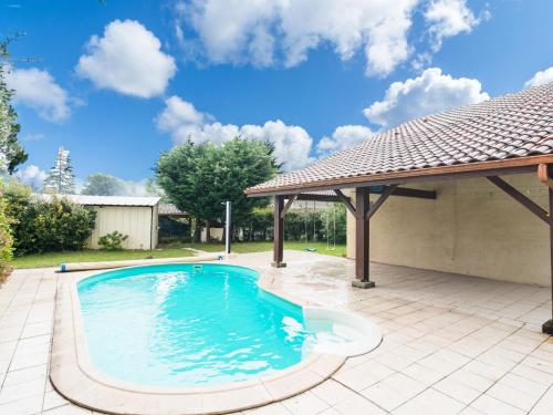 Alluring holiday home in Ste Eulalie en Born with pool