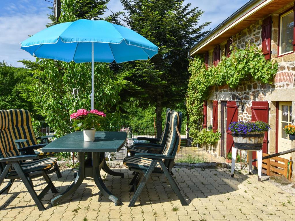 Maison de vacances Alluring Holiday Home with Pool Barbecue Sun loungers  63330 Virlet