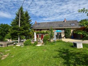 Maison de vacances Alluring Holiday Home with Pool Barbecue Sun loungers  63330 Virlet Auvergne