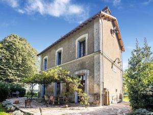 Maison de vacances Alluring mansion in Liglet with private heated pool  86290 Liglet -1