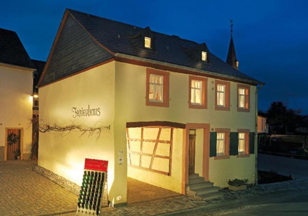 Maison de vacances Altes Winzerhaus - Ferienhaus Am Frohnbach 10 54472 Burgen