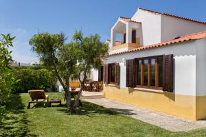 Maison de vacances ALTIDO 3-BR Cottage with Terrace and Garden in Colares Rua dos Afoitos 9 2705-295 Sintra -1