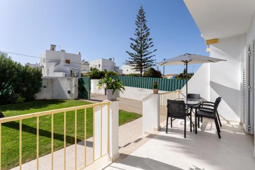 ALTIDO Delightful 4 bed house with Garden and Pool