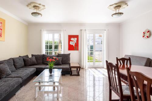 ALTIDO Delightful 4 bed house with Garden and Pool