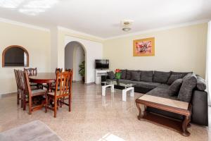 ALTIDO Delightful 4 bed house with Garden and Pool