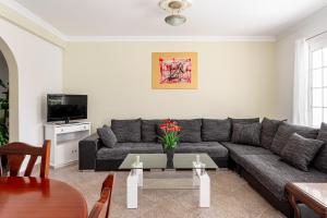 ALTIDO Delightful 4 bed house with Garden and Pool