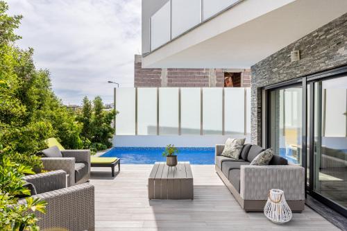 ALTIDO Luxury 3-bed house with pool