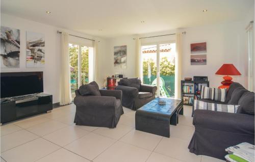 Amazing home in Aigues-Mortes with 4 Bedrooms, WiFi and Outdoor swimming pool